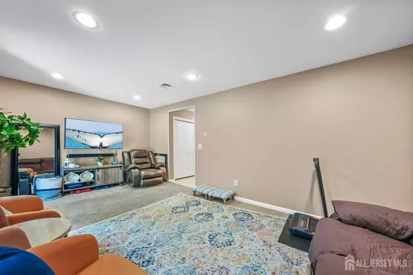 4 Ogden CT, East Brunswick, NJ 08816