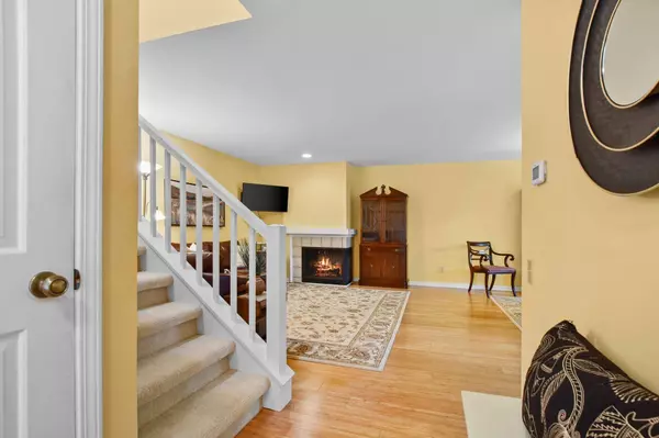 17 Red Maple Trail, Madison, WI 53715