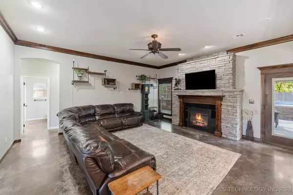 8355 Overlook TRL, Claremore, OK 74019