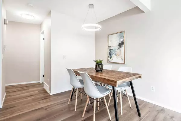 124 Everstone PL SW, Calgary, AB T2Y4H8