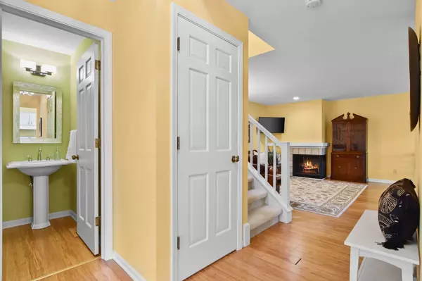 17 Red Maple Trail, Madison, WI 53715