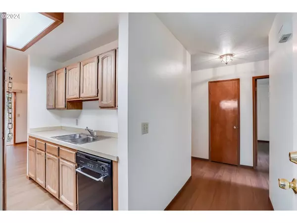 9776 SW TUALATIN RD, Tualatin, OR 97062