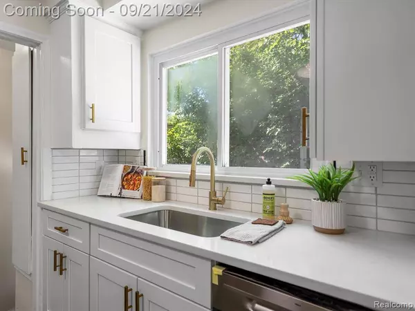 12931 ROSEMARY Boulevard, Oak Park, MI 48237