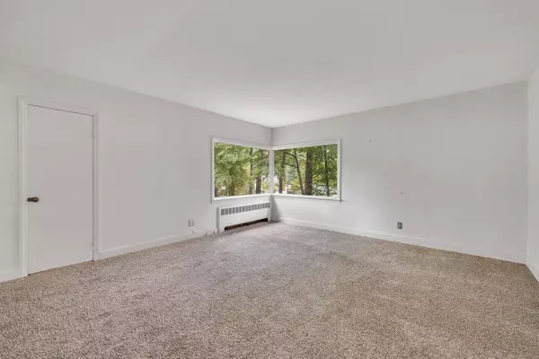 5 Gordon Street, Simsbury, CT 06070