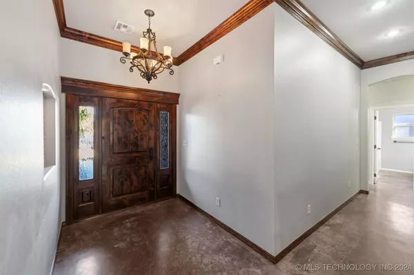 8355 Overlook TRL, Claremore, OK 74019