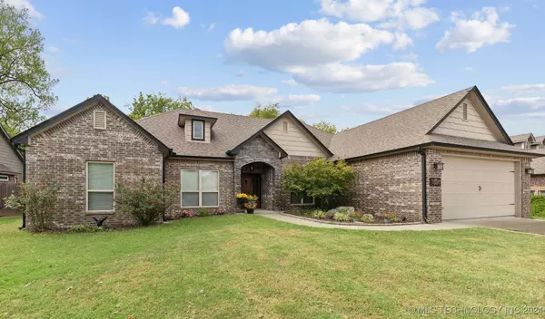 8355 Overlook TRL, Claremore, OK 74019