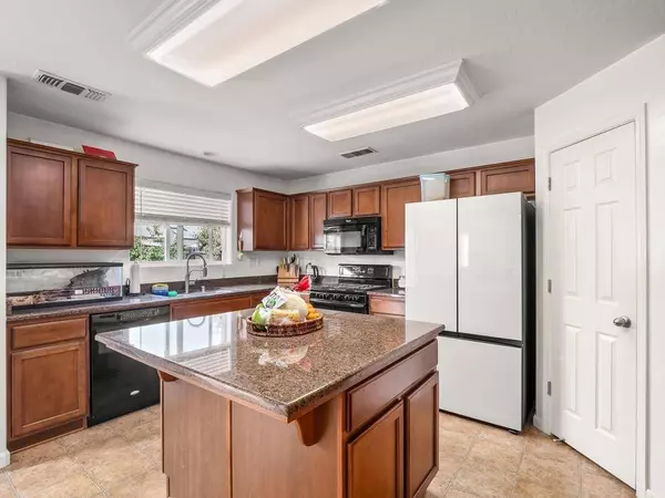 2636 W Payson Avenue, Visalia, CA 93291