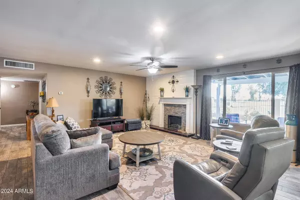 5013 E MESQUITE WOOD Court, Phoenix, AZ 85044