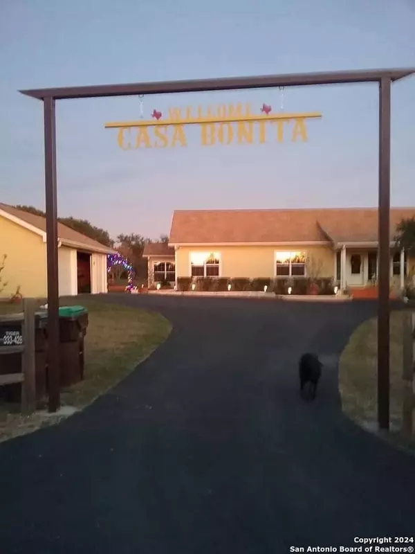 215 GOLDEN OAKS, Helotes, TX 78023-2454