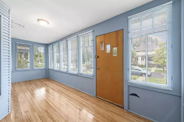 4826 W Warner Avenue, Chicago, IL 60641