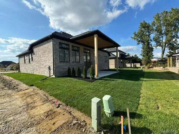 56662 VIA BELLANO, Macomb, MI 48042