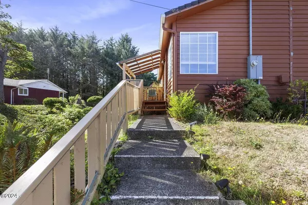 1025 SW 16th ST, Lincoln City, OR 97367