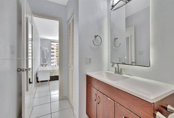 1801 S Ocean Dr #541, Hallandale Beach, FL 33009