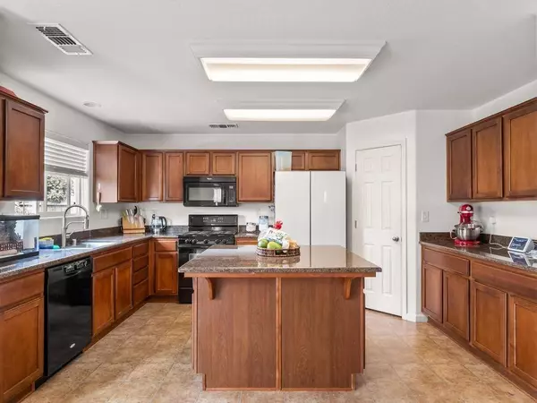 2636 W Payson Avenue, Visalia, CA 93291