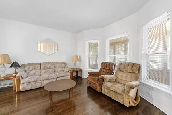 4826 W Warner Avenue, Chicago, IL 60641