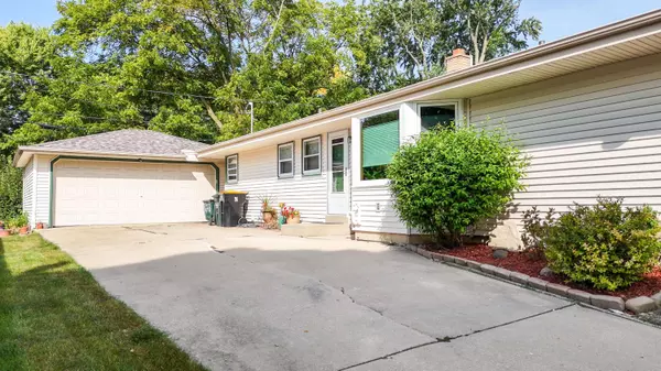 209 N 110th St, Wauwatosa, WI 53226