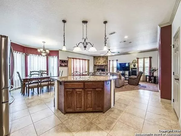 215 GOLDEN OAKS, Helotes, TX 78023-2454