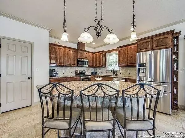 215 GOLDEN OAKS, Helotes, TX 78023-2454