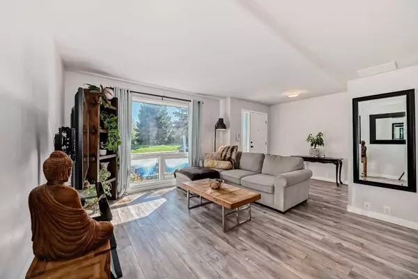 2300 Oakmoor DR SW #87, Calgary, AB T2V 4N7