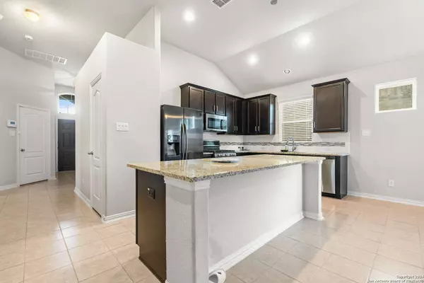 7926 DEEPWELL DR, San Antonio, TX 78254-1894