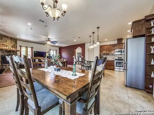 215 GOLDEN OAKS, Helotes, TX 78023-2454