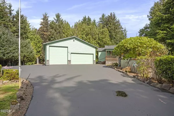 619 Collins ST, Depoe Bay, OR 97341