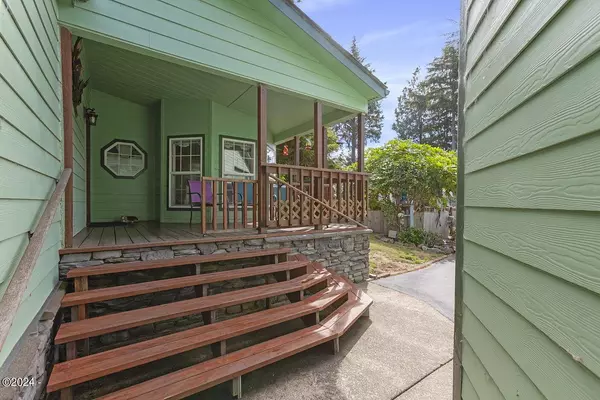 619 Collins ST, Depoe Bay, OR 97341