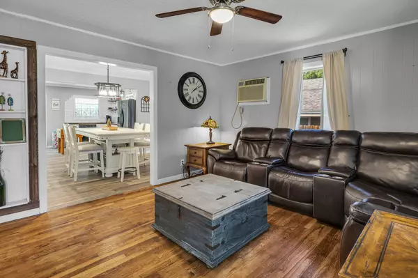 104 Grayson St, Pottsboro, TX 75076-3044