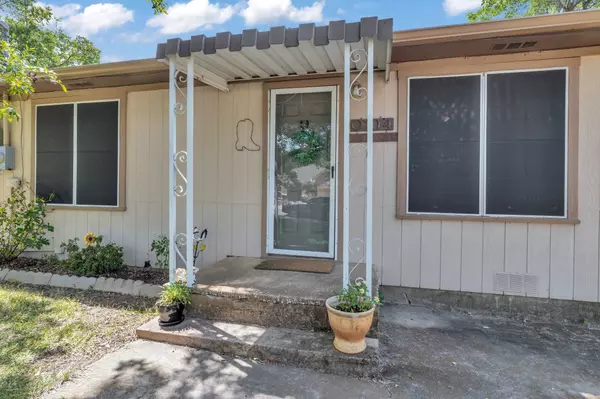 104 Grayson St, Pottsboro, TX 75076-3044