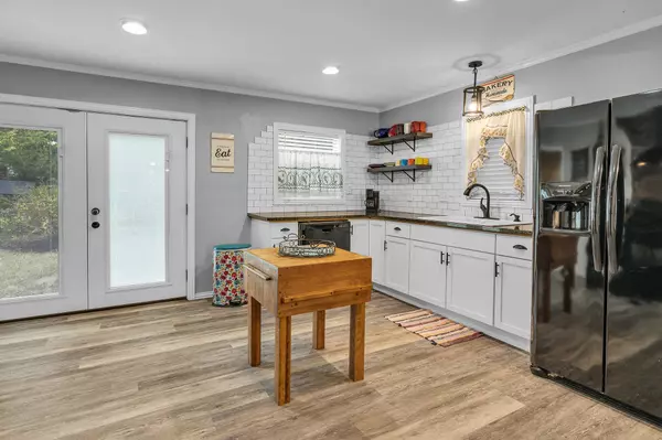 104 Grayson St, Pottsboro, TX 75076-3044