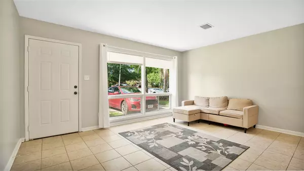 5651 Lido St, Orlando, FL 32807 - Living Room