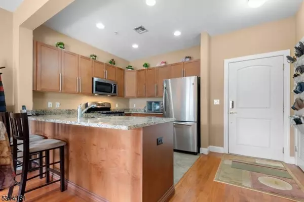 1110 Windsor Park Ct, Englewood City, NJ 07631