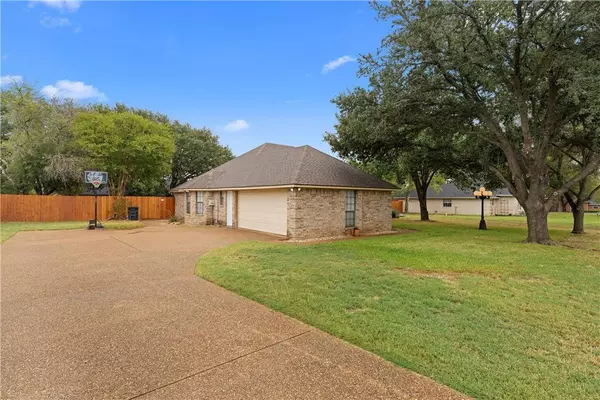 221 Lost Oaks Drive, Waco, TX 76705