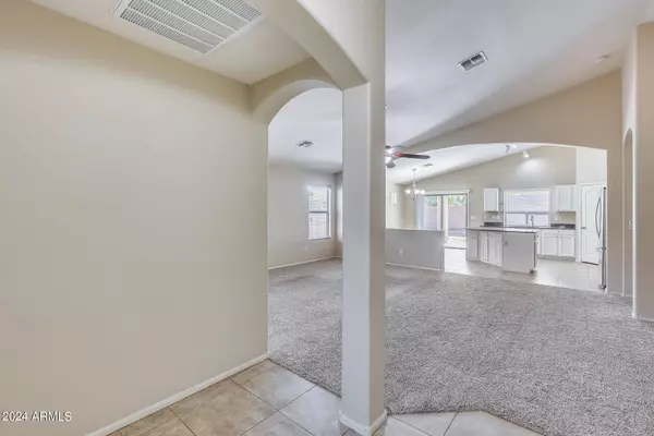 751 E MULE TRAIN Trail, San Tan Valley, AZ 85143