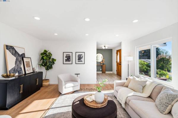 4835 Beacon Hill Dr, Castro Valley, CA 94552