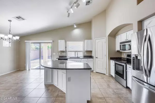 751 E MULE TRAIN Trail, San Tan Valley, AZ 85143