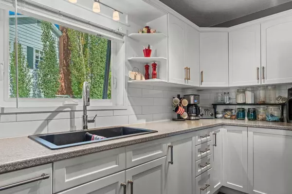 909 6 ST SW, High River, AB T1V 1B3