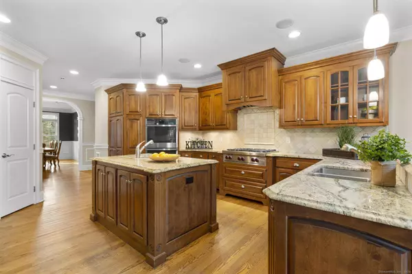 17 Mohegan Road, Shelton, CT 06484