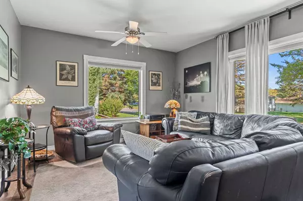 909 6 ST SW, High River, AB T1V 1B3