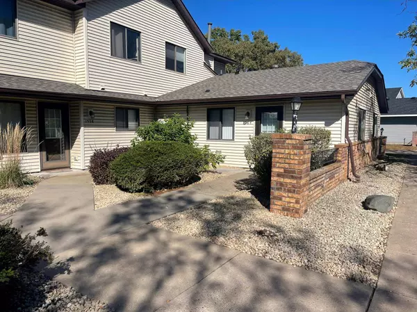 1564 Helmo AVE N, Oakdale, MN 55128