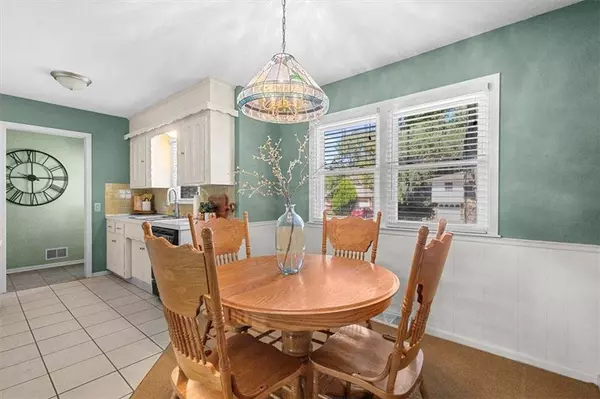 1011 W Forest DR, Olathe, KS 66061