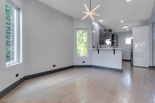 8238 S East End Avenue, Chicago, IL 60617