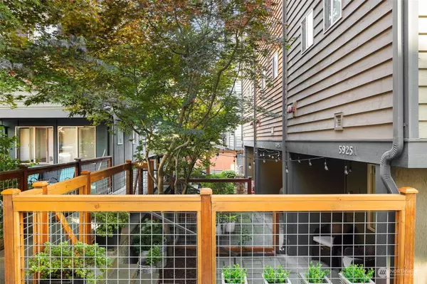 5925 California AVE SW #A, Seattle, WA 98136