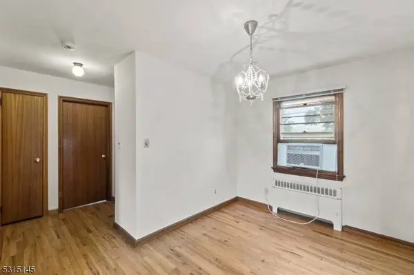 11 Paranya Ct, Clifton City, NJ 07013