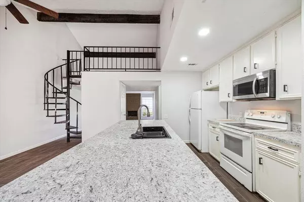 8628 Maplecrest DR, Houston, TX 77099