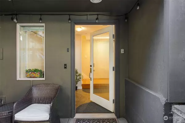 5925 California AVE SW #A, Seattle, WA 98136