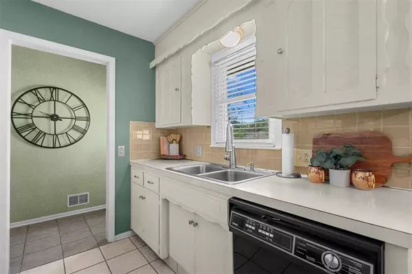 1011 W Forest DR, Olathe, KS 66061