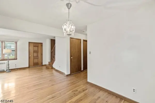 11 Paranya Ct, Clifton City, NJ 07013