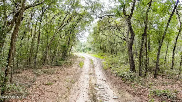 204 1ST ST, Melrose, FL 32666