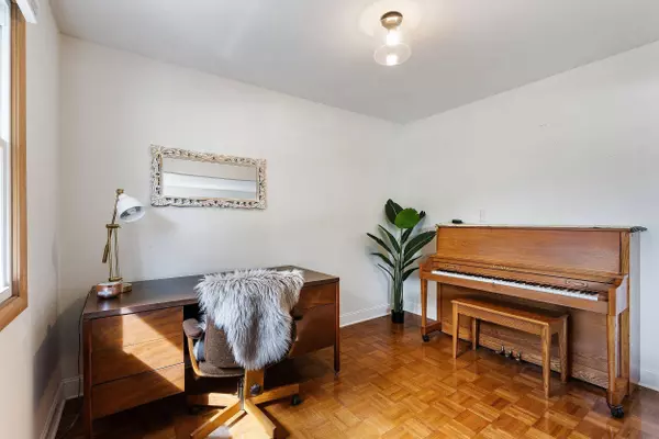 1924 W Edward, Glendale, WI 53209